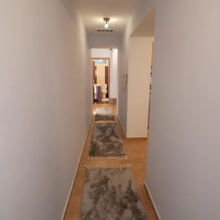 Mary's Downtown - A Stroll Away From Mount Vermio