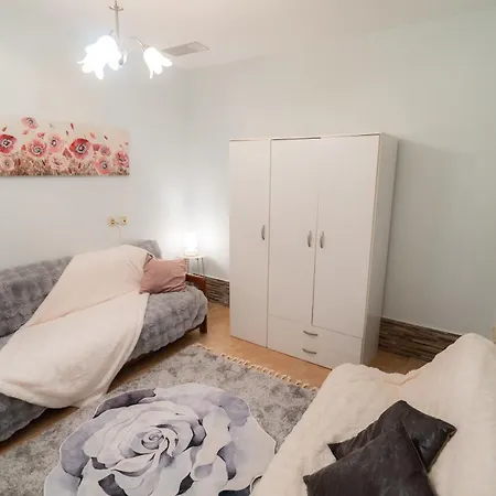 Mary's Downtown - A Stroll Away From Mount Vermio *