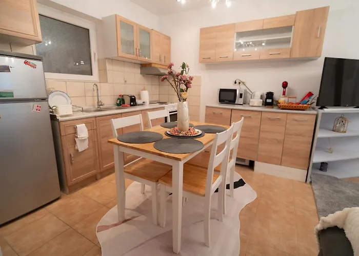 Mary's Downtown - A Stroll Away From Mount Vermio